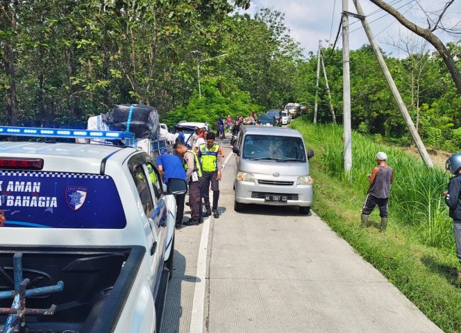 
					Daihatsu Terios dan Mitsubishi Colt Adu Banteng di Jalan Blora–Randublatung, Dua Orang Luka