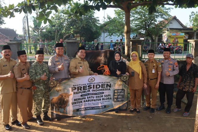 
					Presiden Prabowo Salurkan Sapi Kurban 1,1 Ton untuk Warga Kawengan Blora