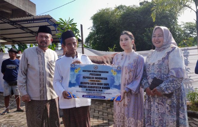 
					Wabup Kudus Serahkan Sapi Kurban Bantuan Presiden RI, Bobotnya Capai 989 Kilogram ‎
