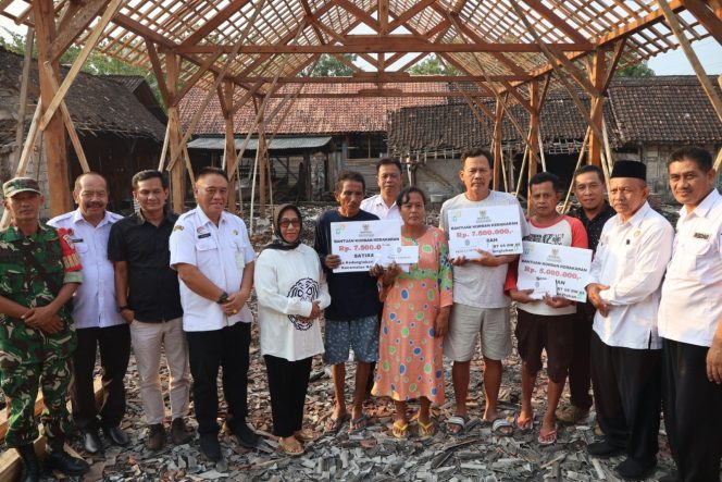 
					Wabup Blora Serahkan Bantuan untuk Korban Kebakaran di Kedungtuban