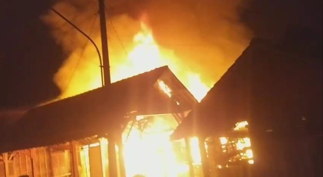 
					Diduga Akibat Ketiduran Saat Memasak Nasi, Tiga Rumah di Kedungtuban Terbakar