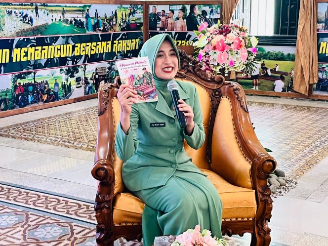 
					Ketua Persit Kodim 0721/Blora Luncurkan Buku “Menenun Makna”, Angkat Kisah Inspiratif Keluarga Prajurit ‎