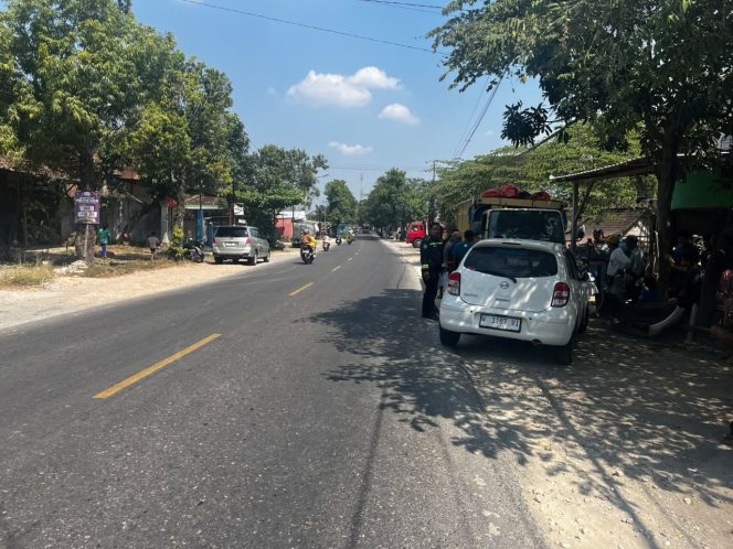 
					Nissan March Tabrak Truk Parkir di Karangjati Blora, Dua Orang Luka Ringan