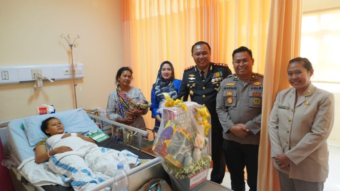 
					Bayi Lahir Tepat Hari Bhayangkara ke-80, Kapolres Blora Jenguk dan Berikan Tali Asih