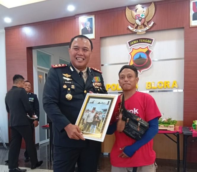 
					Haru di HUT Bhayangkara ke-80, Warga Gowes Demi Bertemu Kapolres Blora: “Jangan Lupakan Kami”