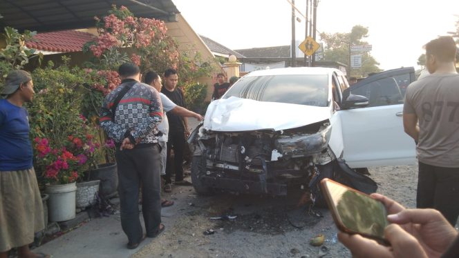 
					Innova Terlibat Kecelakaan Beruntun di Jepon Blora, Tiga Orang Terluka Termasuk Balita ‎