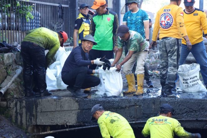 
					Antisipasi Banjir, Bupati Kudus Pimpin Karya Bakti Bersihkan Drainase Jalur Lingkar ‎