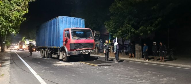 
					Truk Tronton dan Honda Vario Bertabrakan di Jalan Sudirman Blora, Pelajar 16 Tahun Luka Berat