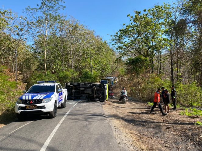 
					Truk Box Hino Terguling di Jalan Blora–Randublatung, Diduga Akibat Ban Pecah