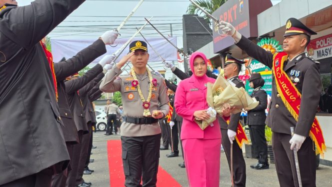 
					Tradisi Pedang Pora Sambut AKBP Inggal Widya Perdana, AKBP Wawan Andi Susanto Berpamitan dari Polres Blora