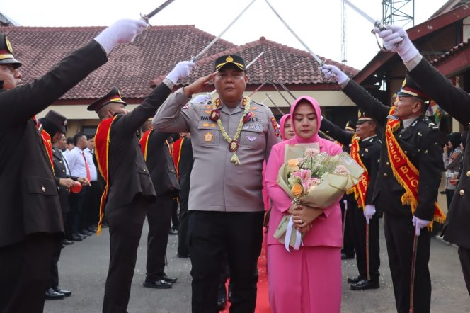 
					AKBP Inggal Widya Perdana Resmi Sambut Tongkat Komando Polres Blora, AKBP Wawan Andi Susanto Dilepas dengan Tradisi Pedang Pora