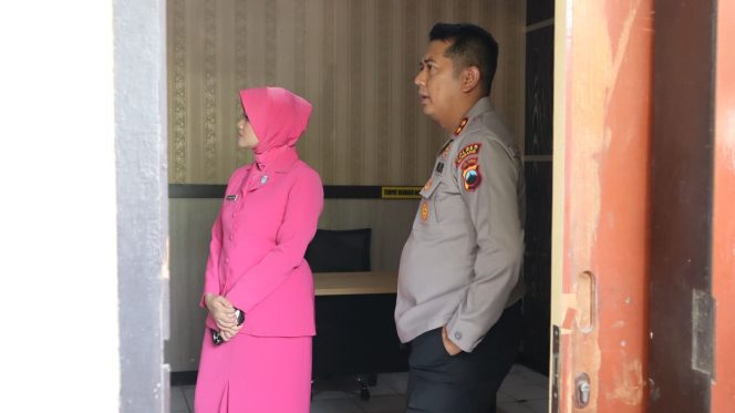 
					Hari Pertama Bertugas, Kapolres Rembang AKBP Muhammad Solikhin Fery Sidak Pelayanan Publik