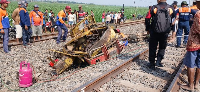 
					Truk Ditabrak KA Ambarawa di Perlintasan Tanpa Palang Pintu Jati, Sopir Alami Luka Berat