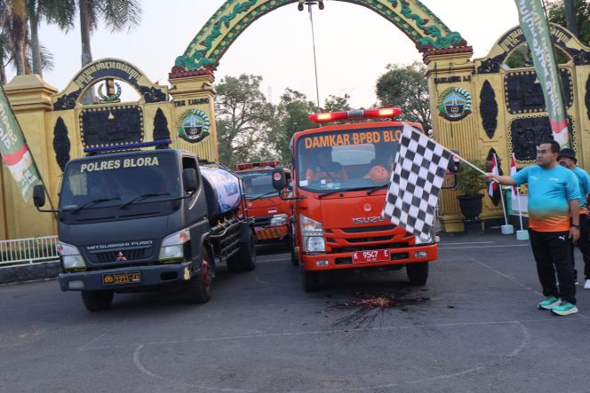 
					Pemkab Blora dan Polres Salurkan Bantuan Air Bersih, Bupati: APBD Siapkan 1.400 Tangki untuk Atasi Kekeringan ‎