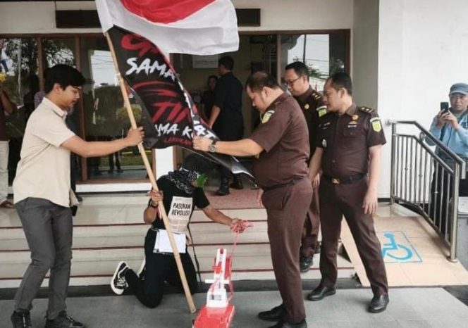
					Aktivis Lilik Yuliantoro Jalan Kaki Mundur ke Kejari dan DPRD Blora, Soroti Pembangunan Sekolah Rakyat