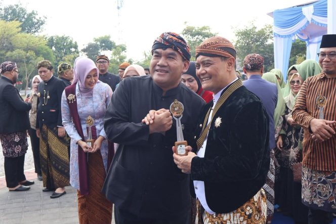 
					Blora Masuk 10 Besar IDSD 2026 Jateng, Bupati Arief Rohman Terima Penghargaan dari Gubernur