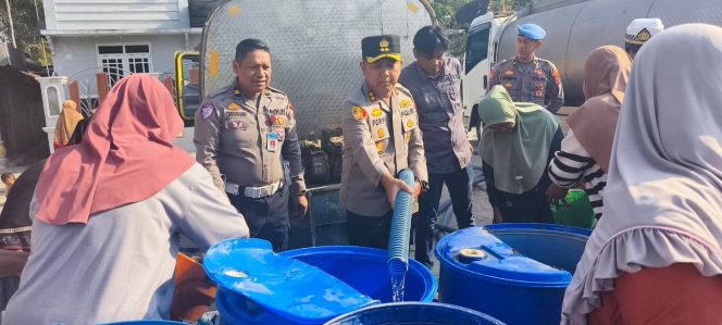
					Polres Rembang Salurkan 50.000 Liter Air Bersih untuk Warga Terdampak Kekeringan
