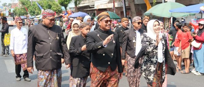 
					Karnaval Pembangunan Meriahkan HUT ke-81 RI di Rembang, Ribuan Warga Padati Jalan