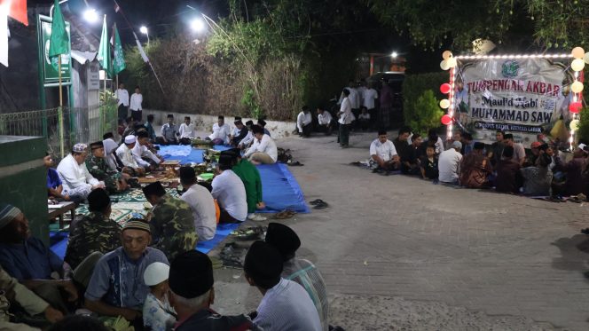 
					Tumpengan Akbar Desa Cabak Hadirkan 218 Tumpeng, Bupati Arief Ikut Lesehan Bersama Warga