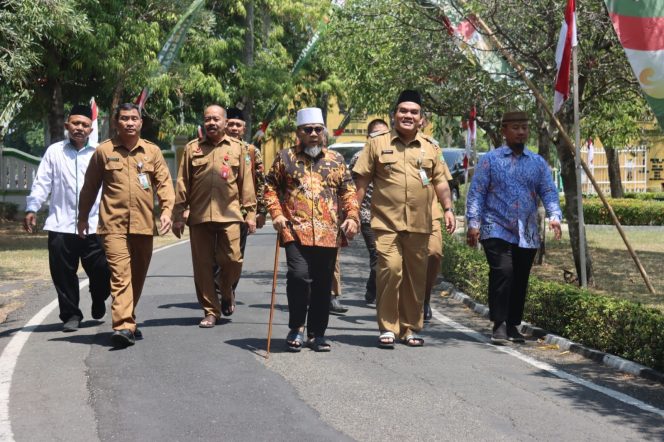 
					Gubernur Bengkulu Terhipnotis Kuliner Blora, Lontong Tahu Daun Jati dan Kopi Santen Bikin Tambah Tenaga ‎