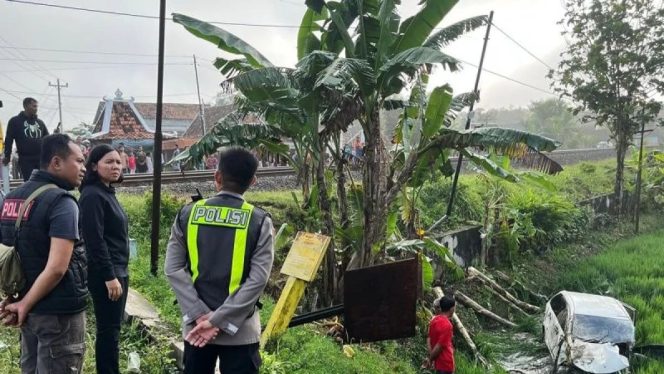 
					KA Argo Bromo Anggrek Tabrak Mobil di Grobogan, Empat Orang Tewas