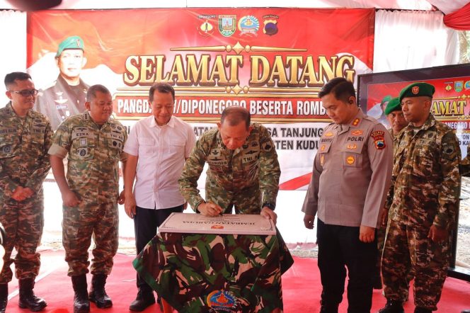 
					Bupati Kudus dan Pangdam Diponegoro Tinjau Jembatan Merah Putih serta Sumur Bor di Jekulo