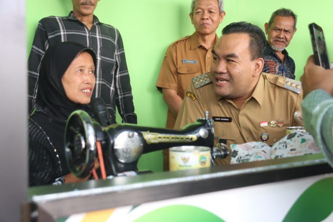 
					ZMODIS Blora Diresmikan, 12 Penjahit Dapat Bantuan Mesin dan Tempat Usaha Rp55,3 Juta