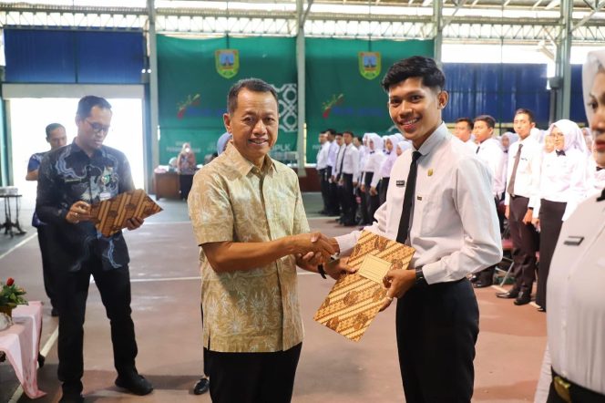 
					Bupati Kudus Sam’ani Beri Pesan Tegas ke 659 PPPK: Layani Masyarakat, Jangan Langgar Aturan