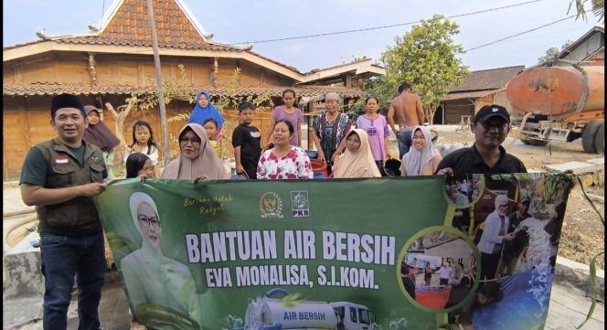 
					Kemarau Panjang, Eva Monalisa Salurkan 200 Tangki Air Bersih ke 14 Kecamatan di Blora