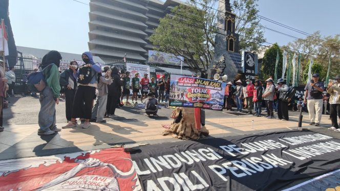 
					Aktivis Lingkungan Jalan Kaki Mundur dari Gedong Songo ke Kantor Gubernur Jateng, Soroti Rencana Geothermal