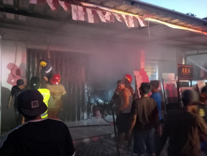 
					Toko Bangunan Sinar Jaya di Jiken Blora Terbakar, Kerugian Ditaksir Rp500 Juta ‎