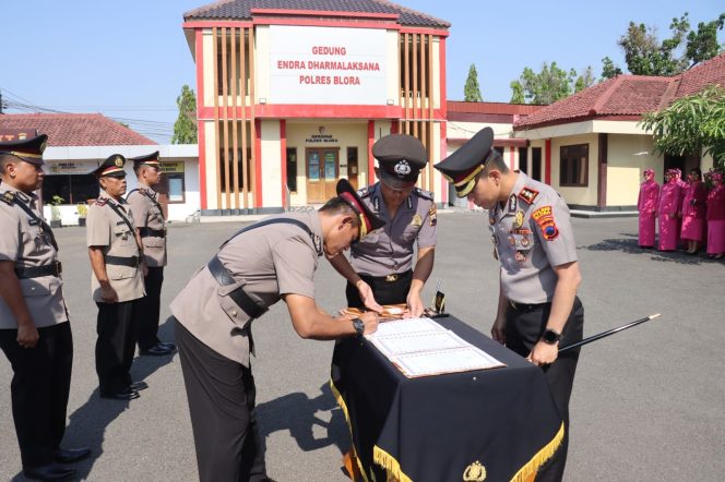 
					Kapolres Blora Pimpin Sertijab PJU dan Kapolsek, Ini Daftar Pejabat yang Berganti