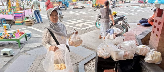 
					Bertahan 10 Tahun Berjualan Keliling, Bu Sami Jajakan Nasi Jagung hingga Kerupuk Samier di Blora