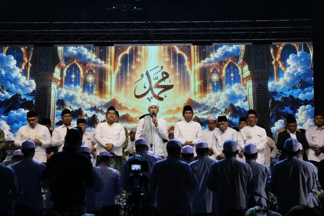 
					Ribuan Jemaah Padati Alun-Alun, Blora Bersholawat Bersama Habib Bidin dan Azzahir ‎