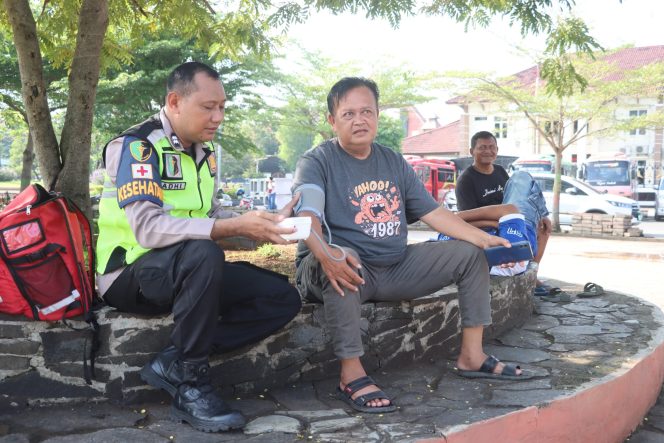 
					Dukung Operasi Lilin Candi 2025, Si Dokkes Polres Demak Gelar Bakti Kesehatan di Masjid Agung Demak