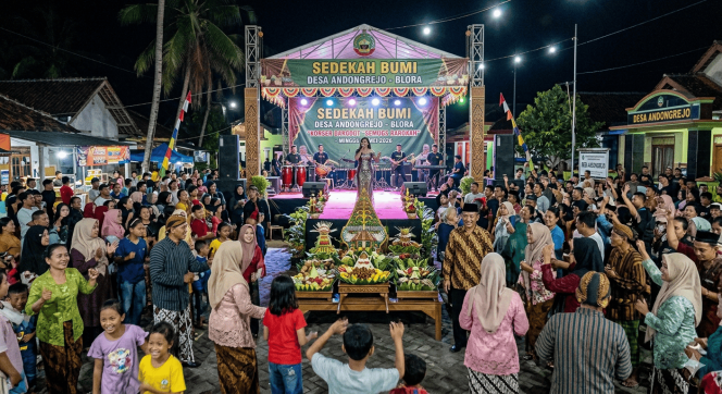 
					Meriah dan Penuh Makna, Sedekah Bumi Desa Andongrejo Diiringi Konser Dangdut