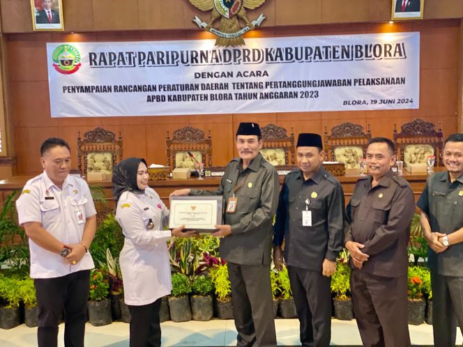 
					Pemkab Serahkan Buku Raperda Pertanggungjawaban Pelaksanaan APBD 2023 Kepada DPRD Blora