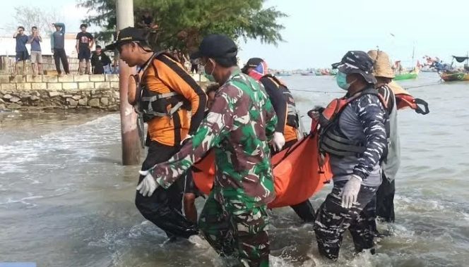 
					Tim SAR Temukan Nelayan yang Tenggelam di Perairan Tasik Agung Rembang