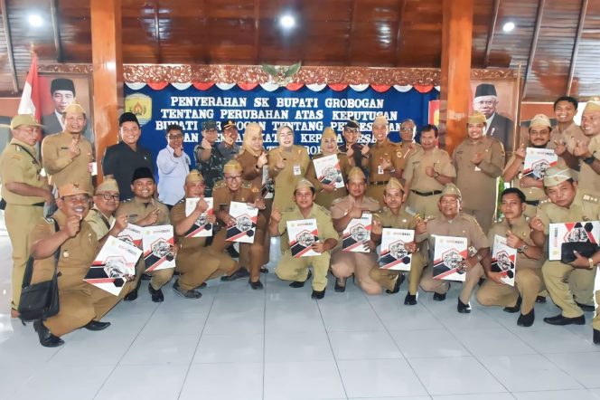 
					Bupati Grobogan Sri Sumarni menyerahkan Sebanyak 266 SK perpanjangan masa jabatan Kepala Desa se-Kabupaten Grobogan