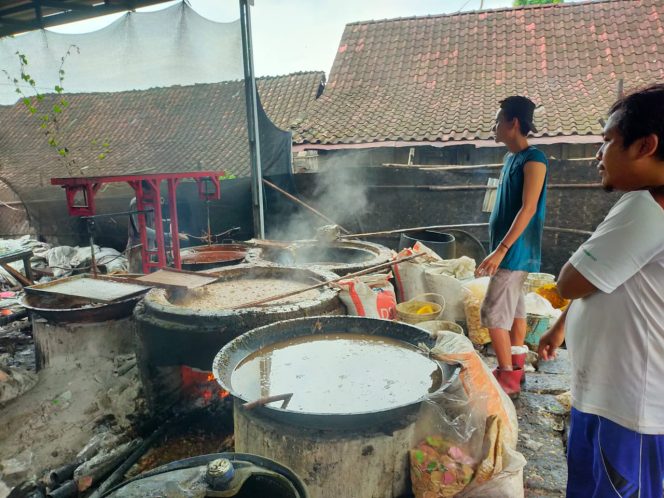 
					Awas! Peredaran Gula Merah Berbahan Limbah Kecap dan Arum Manis Kedaluwarsa di Blora