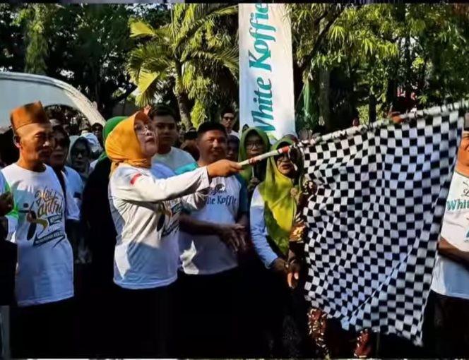 
					Peringati Hari Santri Nasional 2024, Belasan Ribu Peserta Ikuti Jalan Sehat Sarungan di Grobogan