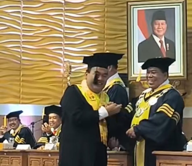 
					Kado Manis HUT ke-275 Blora, Bupati Arief Rohman Raih Gelar Doktor dengan Predikat Cumlaude