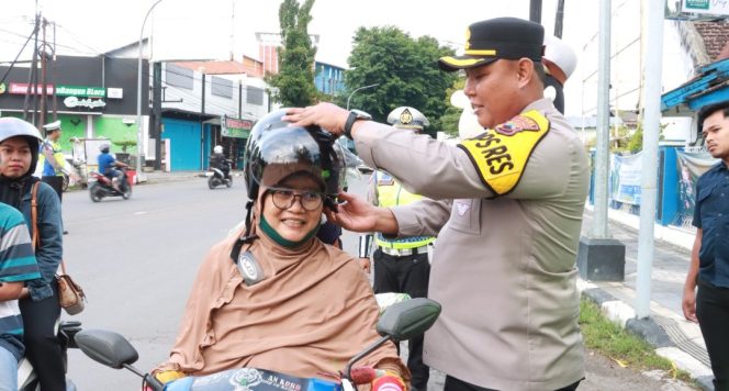 
					Polres Blora Gelar Operasi Keselamatan Candi 2025, Sosialisasi Tertib Berlalu Lintas di Simpang 4 Tugu Pancasila