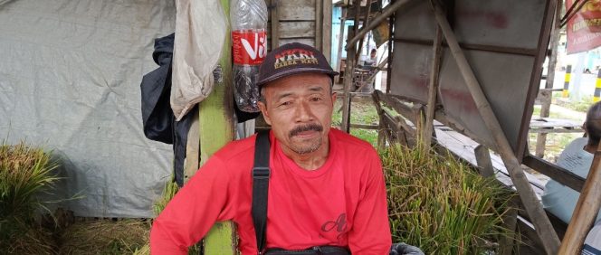 
					Pak Karmin, Penjual Pakan Ternak di Blora: “Harus Sabar Menunggu Pembeli”