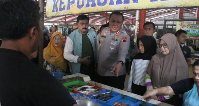
					Polres Blora dan Dindagkop Gelar Operasi Pasar di Pasar Sidomakmur Jelang Ramadhan