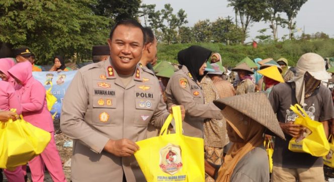 
					Polres Blora Bagikan 100 Nasi Kotak untuk Petugas Pengelola Limbah di TPA dalam Kegiatan Berkah Ramadhan