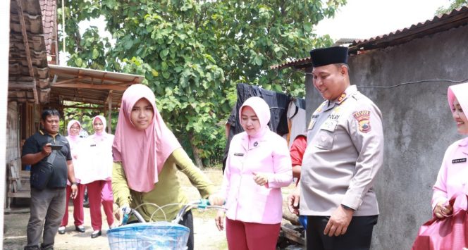 
					Kapolres Blora Beri Hadiah Sepeda untuk Shafira, Siswi SMPLB Randublatung