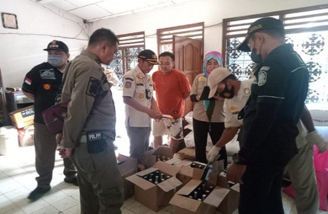 
					Satpol PP Rembang Amankan 136 Botol Miras di Kragan, Ada yang Dekat Masjid