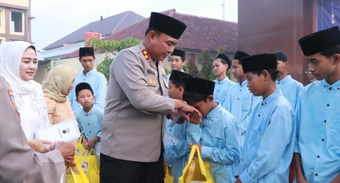 
					Kapolres Blora Santuni Anak Panti Asuhan Darul Hadlonah Saat Buka Puasa Bersama Forkopimda