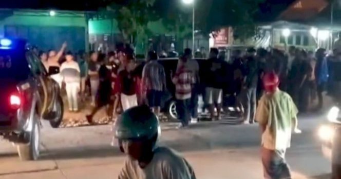 
					Diduga Paksa Tarik Mobil, Sejumlah Debt Collector Dikeroyok Warga di Grobogan